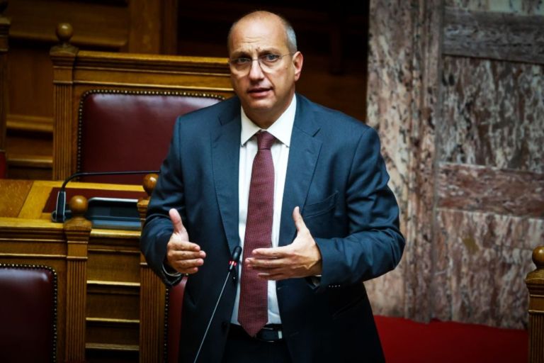 «Γαλάζιο ρήγμα»: 5 βουλευτές αμφισβητούν το επιτελικό κράτος