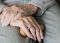 Αμπελόκηποι: Φρίκη στο παράνομο γηροκομείο,η υπεύθυνη απειλούσε να πετάξει τις ηλικιωμένες στα σκουπίδια