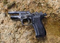 Συναγερμός στη Βάρκιζα: Όπλο εντοπίστηκε σε παραλία – Σε εξέλιξη έρευνες