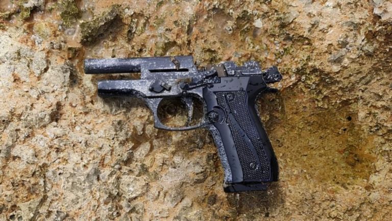 Συναγερμός στη Βάρκιζα: Όπλο εντοπίστηκε σε παραλία – Σε εξέλιξη έρευνες