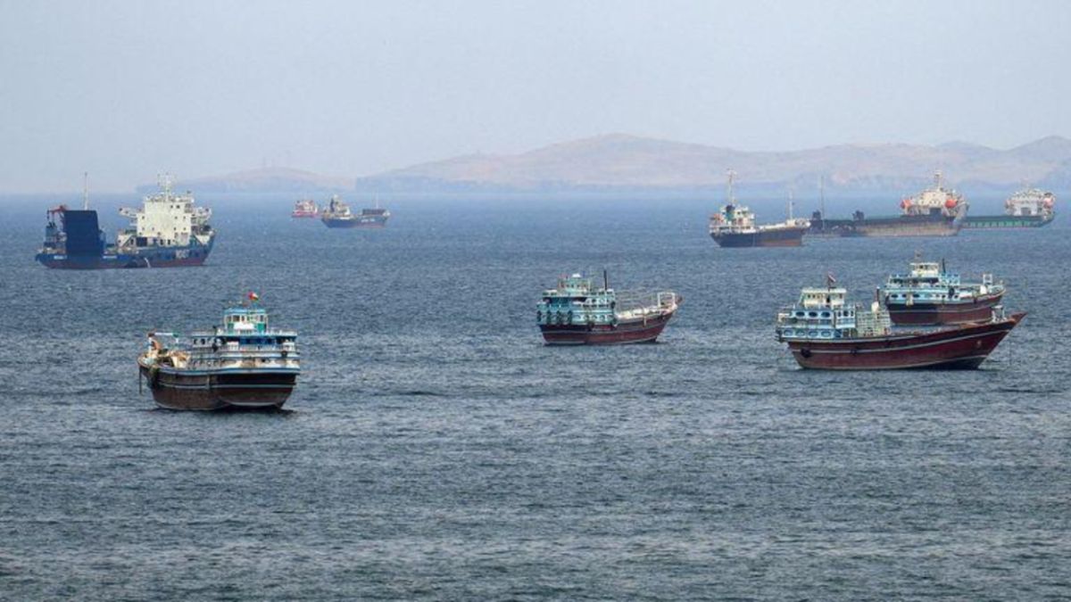 Χάος στα Στενά του Ορμούζ: 1.500 πλοία εγκλωβισμένα σε ένα απέραντο “πάρκινγκ”