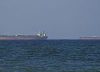 Φωτιά στο Ορμούζ – Το Ιράν κλείνει ξανά τη στρόφιγγα και πυροβολεί δεξαμενόπλοια