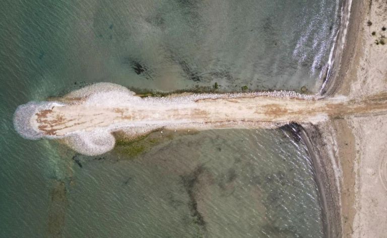 Ωρωπός: Παράνομος δρόμος σε λιμνοθάλασσα – «Περιβαλλοντικό έγκλημα»