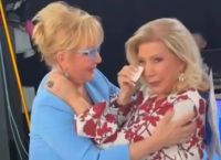 ΣΥΓΚΙΝΗΣΗ ΣΤΟ ΠΛΑΤΟ! Η Πατέρα λυγίζει στην αγκαλιά της Παγιατάκη – Η σπάνια στιγμή που δεν περίμενε κανείς!