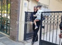 5χρονος σήμανε συναγερμό στη Θεσσαλονίκη: Ήταν μόνος στο σπίτι, βγήκε στο μπαλκόνι και πετούσε αντικείμενα