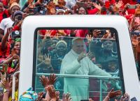 Πρωτοφανής υποδοχή στo Καμερούν: Ο Πάπας Λέων ανεβάζει τη γεωπολιτική ένταση της Αφρικής