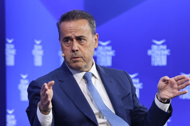 Μήνυμα Παπασταύρου από το Οικονομικό Φόρουμ Δελφών: “Η απανθρακοποίηση δεν είναι αυτοσκοπός”