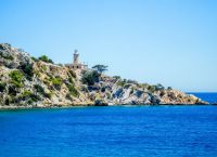 “Αυξάνονται και πληθύνονται” οι απάτητες παραλίες– Το “Κίνημα της Πετσέτας”, ο νόμος και η ΚΥΑ του 2024