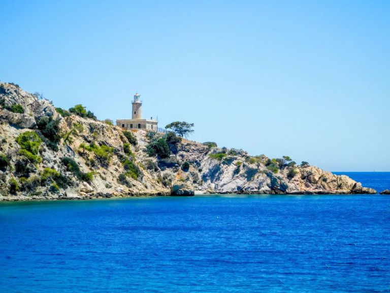 “Αυξάνονται και πληθύνονται” οι απάτητες παραλίες– Το “Κίνημα της Πετσέτας”, ο νόμος και η ΚΥΑ του 2024