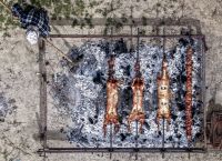 Πάσχα 2026: Από νωρίς μύρισε οβελίας – Σούβλες με αρνί και κοκορέτσι σε όλη την Ελλάδα