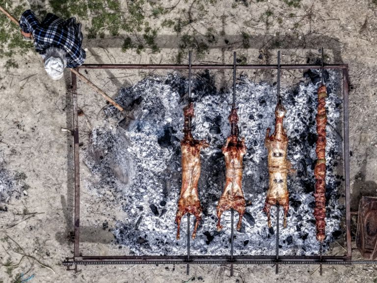 Πάσχα 2026: Από νωρίς μύρισε οβελίας – Σούβλες με αρνί και κοκορέτσι σε όλη την Ελλάδα