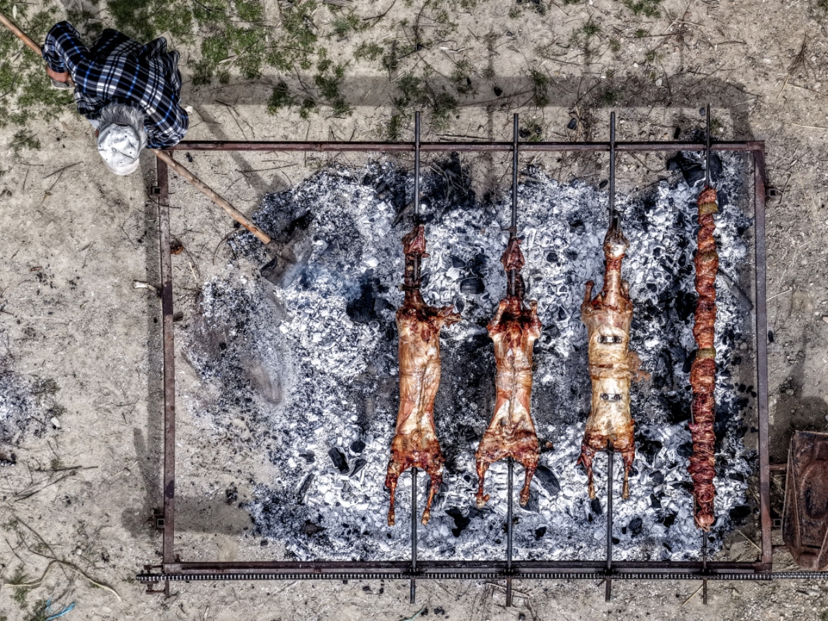 Πάσχα 2026: Από νωρίς μύρισε οβελίας – Σούβλες με αρνί και κοκορέτσι σε όλη την Ελλάδα