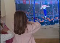 Πετρούνιας: Λιώσαμε!Η αντίδραση από τις κόρες του που τον έβλεπαν στον τελικό του Παγκοσμίου Κυπέλλου [vid]