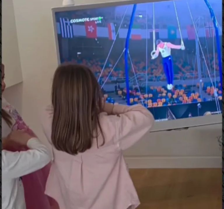 Πετρούνιας: Λιώσαμε!Η αντίδραση από τις κόρες του που τον έβλεπαν στον τελικό του Παγκοσμίου Κυπέλλου [vid]