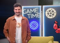 Ο Τάσος Δέδες στο Allwyn Game Time περιγράφει αγώνα της ΑΕΚ και υποδύεται τον Θανάση Βέγγο