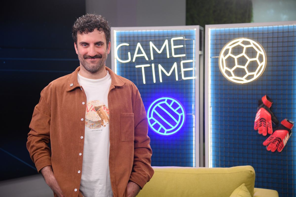 Ο Τάσος Δέδες στο Allwyn Game Time περιγράφει αγώνα της ΑΕΚ και υποδύεται τον Θανάση Βέγγο