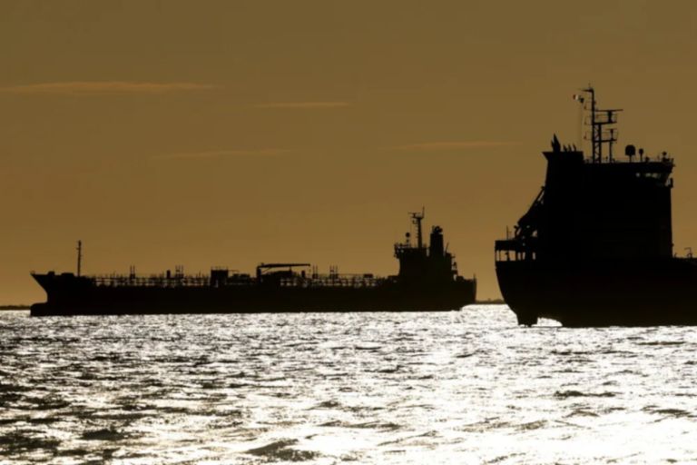 Πετρέλαιο σε πολεμική ομηρία: 1 δισ. δολάρια τη μέρα «καίγονται» στο Ορμούζ