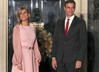 Η σύζυγος του Σάντσεθ παραπέμπεται σε δίκη για διαφθορά και υπεξαίρεση