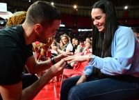 Χαμός στο ΣΕΦ: Πρόταση γάμου on camera – Δεν σταμάτησε να κλαίει η νύφη! [vid,pics]