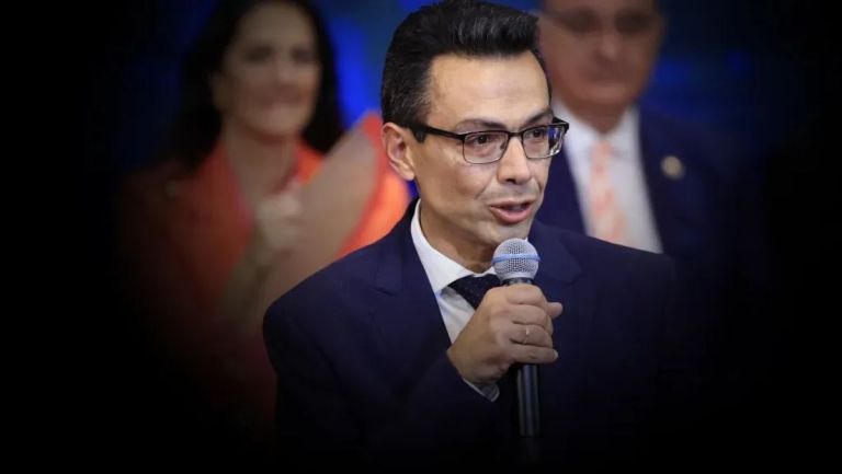 Κυβέρνηση: Δημόσια αποδοκιμασία Μαρινάκη σε δηλώσεις Σέρμπου για Τραμπ και Ιράν