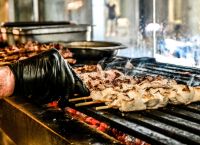 Χρυσό έγινε το σουβλάκι: Εκτοξεύτηκαν οι τιμές – Στη Σαντορίνη έχει ξεσπάσει χαμός!