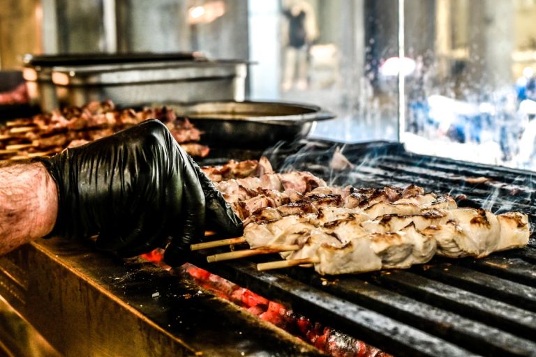 Χρυσό έγινε το σουβλάκι: Εκτοξεύτηκαν οι τιμές – Στη Σαντορίνη έχει ξεσπάσει χαμός!