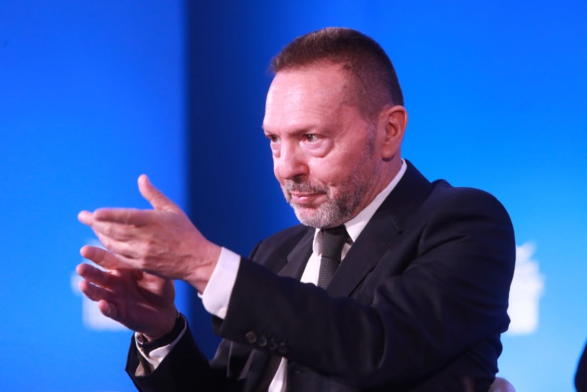 Διπλό χτύπημα Στουρνάρα: Το καμπανάκι για οικονομία και η προειδοποίηση ότι οι εκλογές θα την εκτροχιάσουν