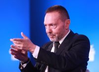 Διπλό χτύπημα Στουρνάρα: Το καμπανάκι για οικονομία και η προειδοποίηση ότι οι εκλογές θα την εκτροχιάσουν