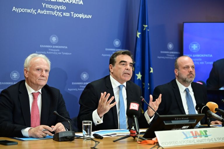 Τέσσερις άξονες στήριξης προς τους πληγέντες από τον αφθώδη πυρετό στη Λέσβο ανακοίνωσε ο Σχοινάς
