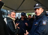 Δίκη Τεμπών: Ένταση, διαμαρτυρίες και δρακόντεια μέτρα – «Δεν είναι δικαστική αίθουσα, είναι μεζονέτα»