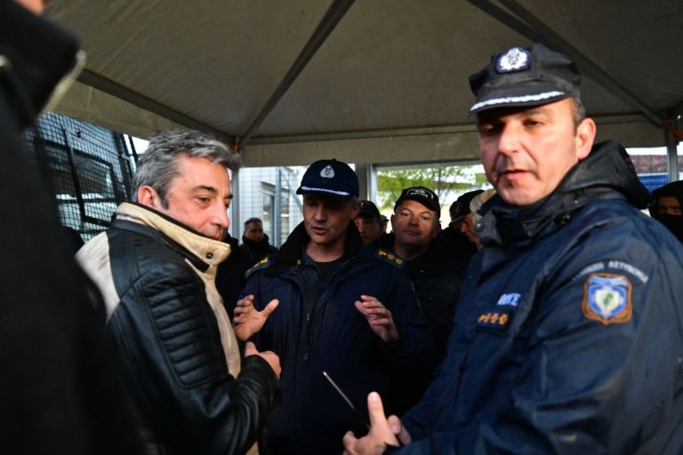 Δίκη Τεμπών: Ένταση, διαμαρτυρίες και δρακόντεια μέτρα – «Δεν είναι δικαστική αίθουσα, είναι μεζονέτα»