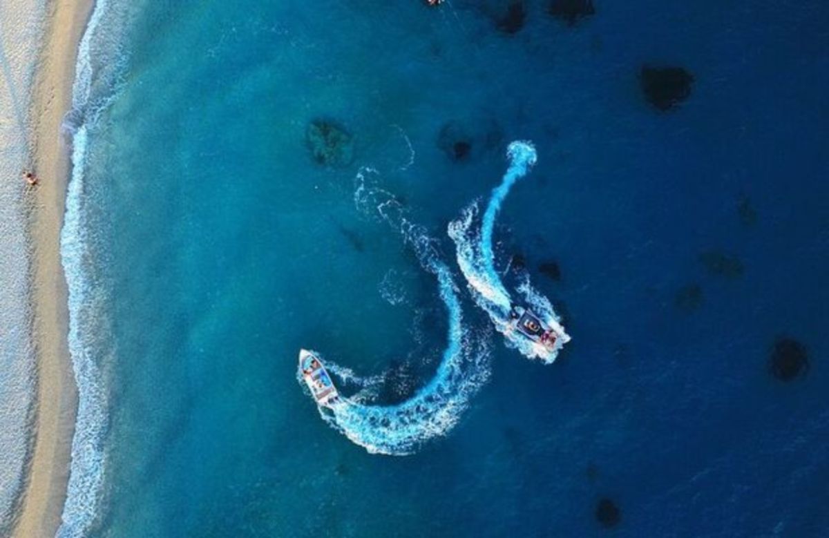 Πώς ο Πόλεμος αναδιαμορφώνει Παγκόσμιο Τουρισμό — Ποιοι κερδίζουν και γιατί η Ελλάδα μπαίνει στο παιχνίδι