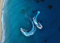 Πώς ο Πόλεμος αναδιαμορφώνει Παγκόσμιο Τουρισμό — Ποιοι κερδίζουν και γιατί η Ελλάδα μπαίνει στο παιχνίδι