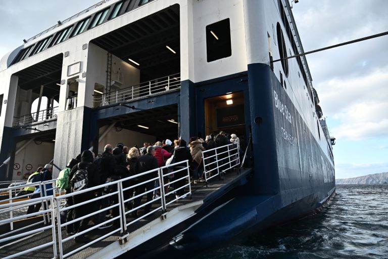 Voucher έως 600€ για διακοπές: Ποιοι παίρνουν τα χρήματα