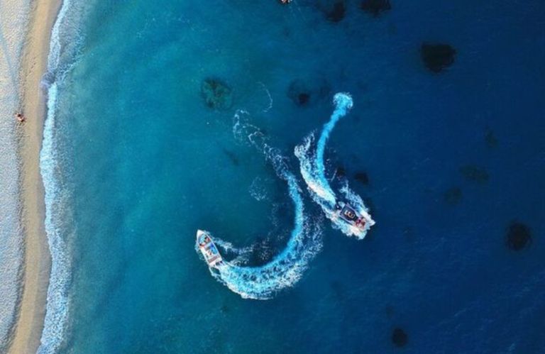 Πώς ο Πόλεμος αναδιαμορφώνει Παγκόσμιο Τουρισμό — Ποιοι κερδίζουν και γιατί η Ελλάδα μπαίνει στο παιχνίδι