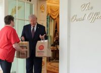 Τραμπ για την «θεϊκή» ανάρτηση: «Ήμουν γιατρός» – Αντιδράσεις και διευκρινίσεις