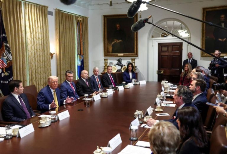 Πολιτική καταιγίδα στον Λευκό Οίκο: Ο πόλεμος στο Ιράν φέρνει «εκκαθαρίσεις» στην κυβέρνηση Τραμπ