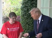 Τραμπ: Του θύμισαν να δώσει… αφορολόγητο φιλοδώρημα στη διανομέα που του έφερε φαγητό