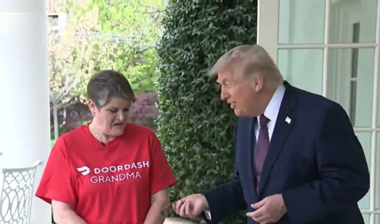 Τραμπ: Του θύμισαν να δώσει… αφορολόγητο φιλοδώρημα στη διανομέα που του έφερε φαγητό