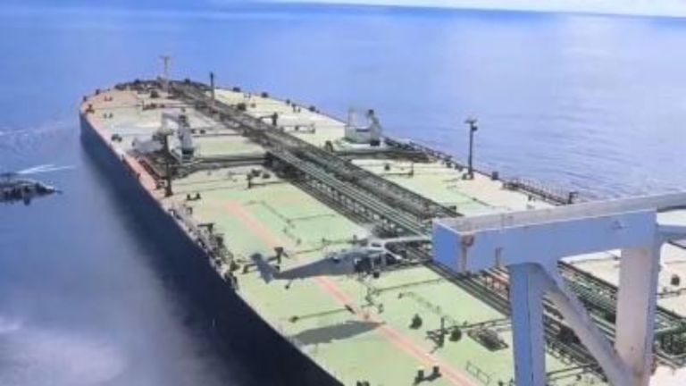 WSJ: Εντολή Τραμπ για «πυρ κατά βούληση» στον Περσικό: Στα πρόθυρα έκρηξης τα Στενά του Ορμούζ