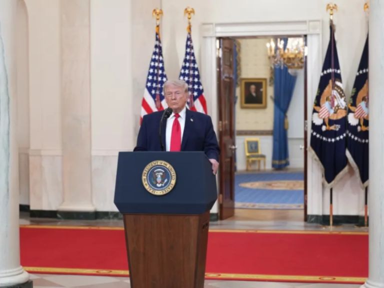 Τραμπ σε Ιράν: Κάντε συμφωνία πριν να είναι αργά και δεν μείνει τίποτα–«Σας περιμένουμε» απαντά η Τεχεράνη