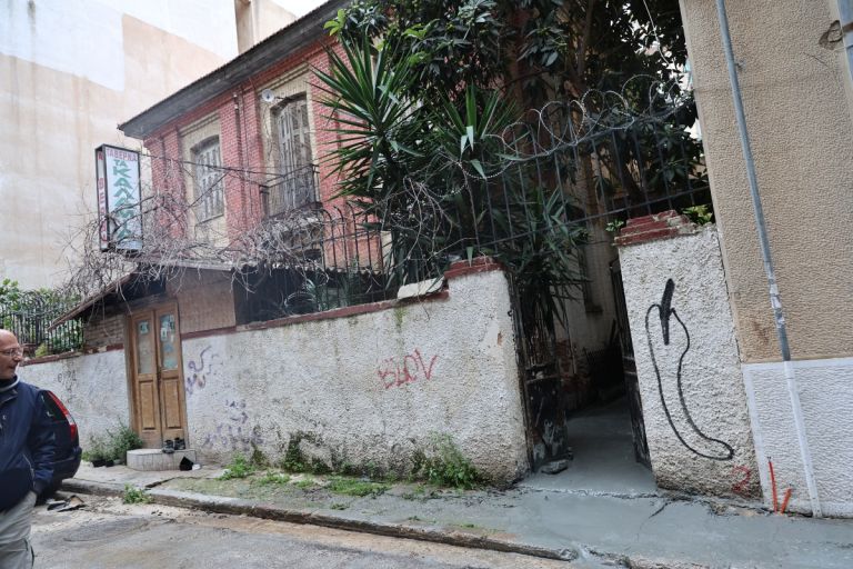 Κυψέλη: Αναβλύζει τσιμέντο από τον δρόμο – Διακοπή της κυκλοφορίας