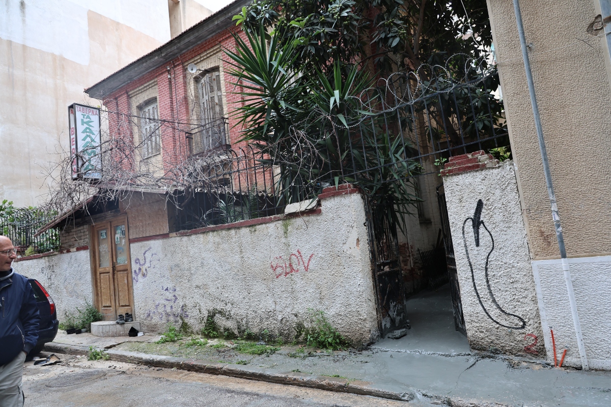 Κυψέλη: Αναβλύζει τσιμέντο από τον δρόμο – Διακοπή της κυκλοφορίας