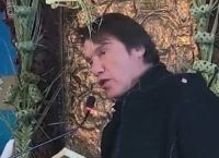 Στράτος Τζώρτζογλου: Απήγγειλε το «Πιστεύω» μπροστά στον ιερέα που τον βοήθησε στη μάχη με την κατάθλιψη