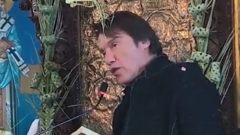 Στράτος Τζώρτζογλου: Απήγγειλε το «Πιστεύω» μπροστά στον ιερέα που τον βοήθησε στη μάχη με την κατάθλιψη