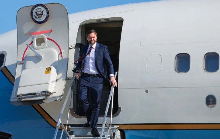 Με επικεφαλής τον Τζέι Ντι Βανς η αντιπροσωπεία των ΗΠΑ στο Ισλαμαμπάντ – Τι λέει το Ιράν