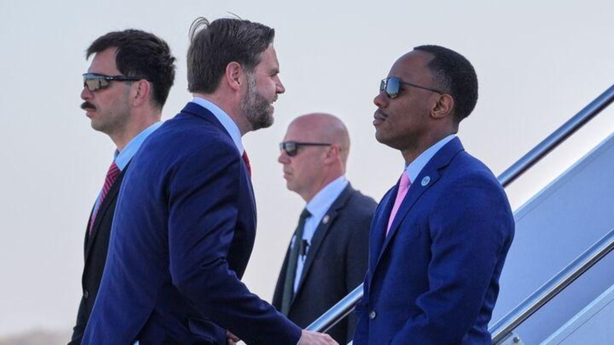 «Πηγαίνει στο Super Bowl της διπλωματίας»: Ο Βανς μπροστά στη μεγαλύτερη δοκιμασία ΗΠΑ–Ιράν