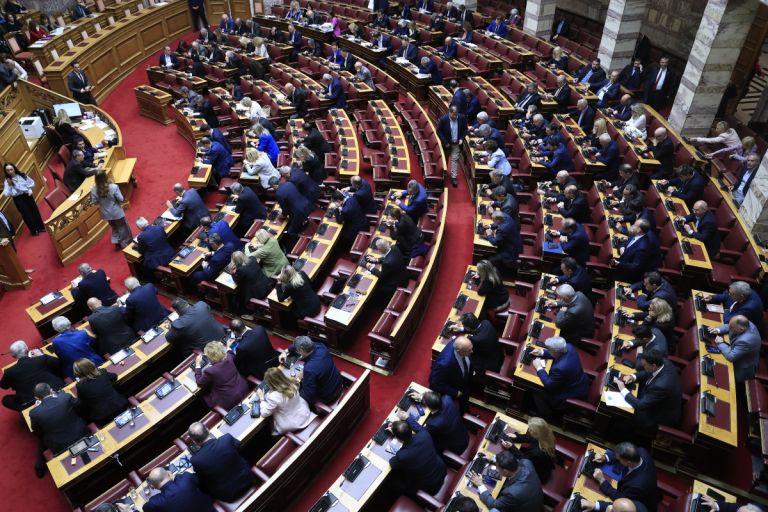 Σφοδρή πολιτική σύγκρουση για τα μέτρα στήριξης – “Δεν απαντούν στην ακρίβεια” λέει η αντιπολίτευση