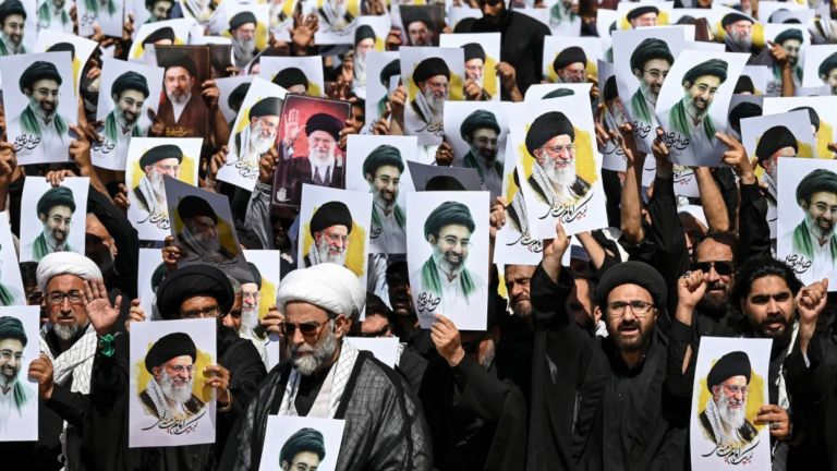 Δύο εβδομάδες ειρήνης: Πώς ο Χαμενεΐ και ο Τραμπ έφτασαν σε συμφωνία