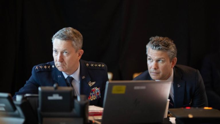 Διάσωση-θρίλερ στο Ιράν: Οι ΗΠΑ «αρπάζουν» τον δεύτερο πιλότο του F-15 μέσα από εχθρικό έδαφος